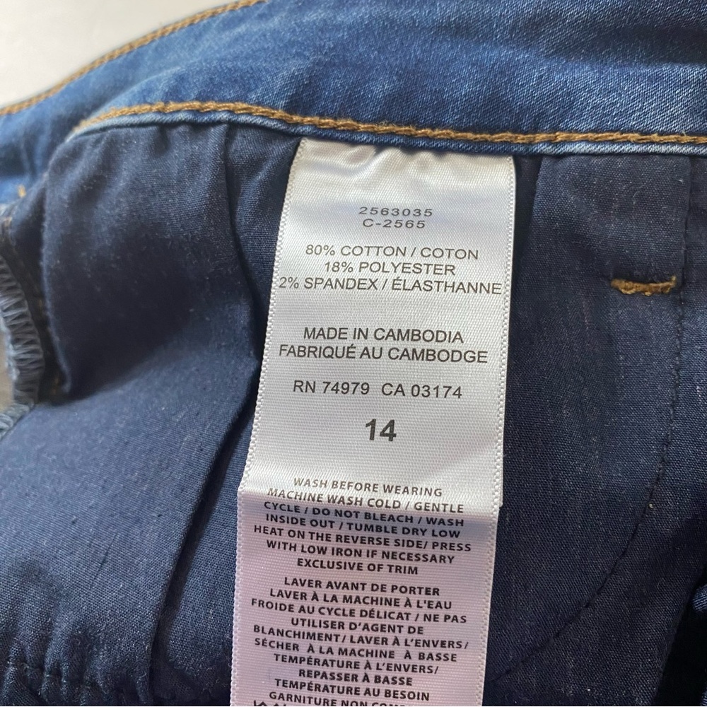 Parasuco denim shorts. 8” inseam preloved good condition. Ladies size 14. - Picture 6 of 8